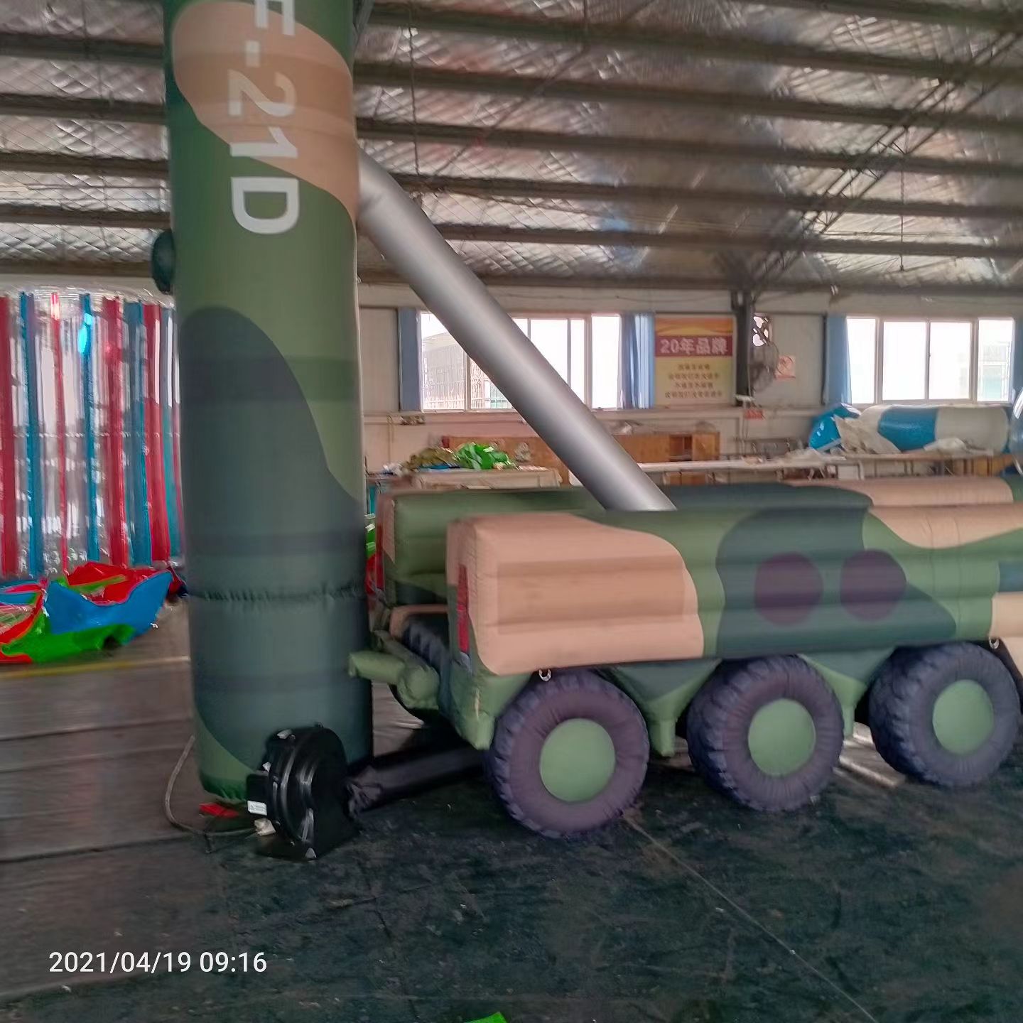文峰军事演习中的充气目标车辆：模拟发射车雷达车坦克飞机